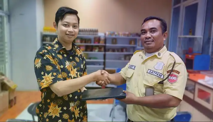 Serah Terima Bantuan Peralatan Sekolah