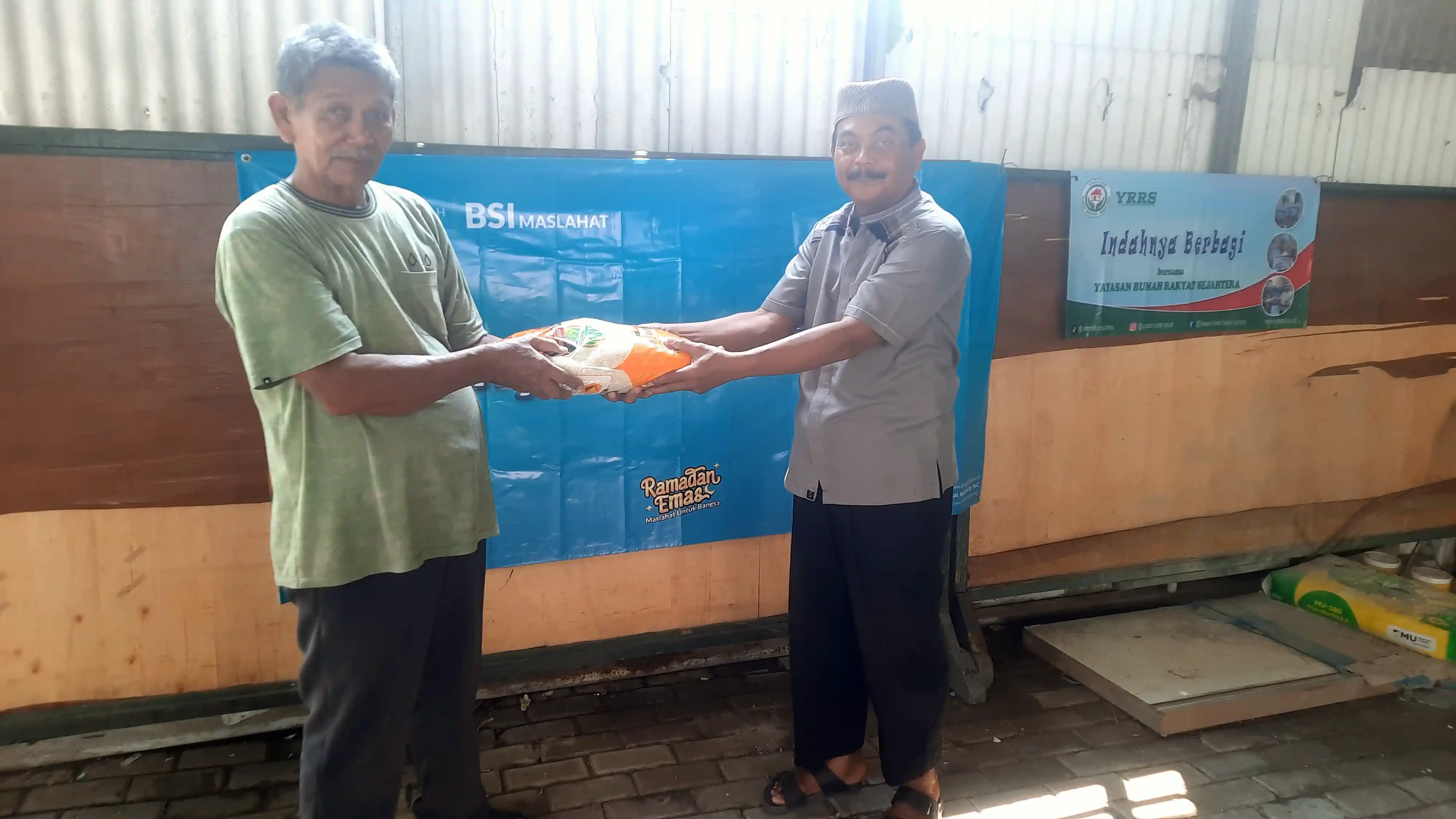 Penyaluran Beras Fidyah di Lingkungan DKM Masjid Daarul Falaah